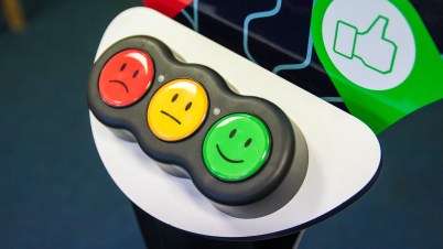 stand-3-boutons-smiley-agora-opinion